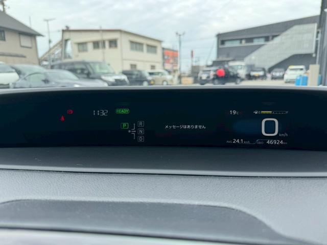 プリウス Ｓ　ナビ・・Ｂｌｕｅｔｏｏｔｈ・テレビ・ＡＭ・ＦＭ・バックカメラ・ＥＴＣ車載器・横滑り防止措置・車両接近通報・プッシュスタート・スマートキー・ステアリングリモコン・電動格納ミラー・パワーウィンドウ・ＡＢＳ（32枚目）