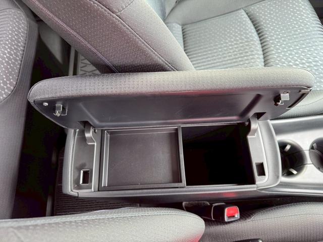 プリウス Ｓ　ナビ・・Ｂｌｕｅｔｏｏｔｈ・テレビ・ＡＭ・ＦＭ・バックカメラ・ＥＴＣ車載器・横滑り防止措置・車両接近通報・プッシュスタート・スマートキー・ステアリングリモコン・電動格納ミラー・パワーウィンドウ・ＡＢＳ（45枚目）