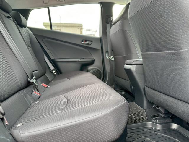 プリウス Ｓ　ナビ・・Ｂｌｕｅｔｏｏｔｈ・テレビ・ＡＭ・ＦＭ・バックカメラ・ＥＴＣ車載器・横滑り防止措置・車両接近通報・プッシュスタート・スマートキー・ステアリングリモコン・電動格納ミラー・パワーウィンドウ・ＡＢＳ（57枚目）