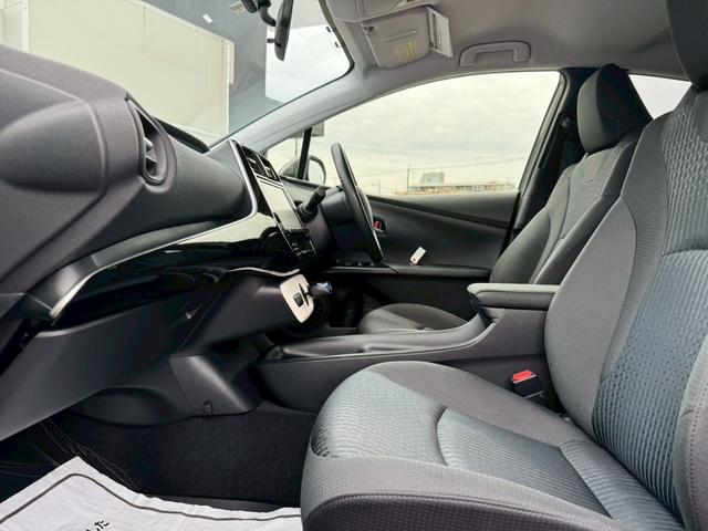 プリウス Ｓ　ナビ・・Ｂｌｕｅｔｏｏｔｈ・テレビ・ＡＭ・ＦＭ・バックカメラ・ＥＴＣ車載器・横滑り防止措置・車両接近通報・プッシュスタート・スマートキー・ステアリングリモコン・電動格納ミラー・パワーウィンドウ・ＡＢＳ（71枚目）