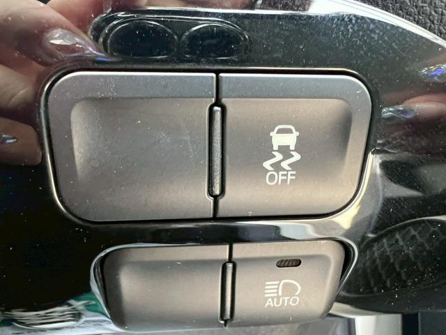 プリウス 　ナビ・Ｂｌｕｅｔｏｏｔｈ・テレビ・ＥＴＣ車載器・シートヒーター・クルーズコントロール・横滑り防止車載器・プッシュスタート・スマートキー・レーンアシスト・障害物センサーアイドリングストップ（9枚目）