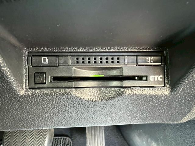 プリウス 　ナビ・Ｂｌｕｅｔｏｏｔｈ・テレビ・ＥＴＣ車載器・シートヒーター・クルーズコントロール・横滑り防止車載器・プッシュスタート・スマートキー・レーンアシスト・障害物センサーアイドリングストップ（10枚目）