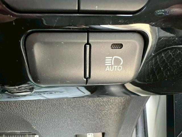 プリウス 　ナビ・Ｂｌｕｅｔｏｏｔｈ・テレビ・ＥＴＣ車載器・シートヒーター・クルーズコントロール・横滑り防止車載器・プッシュスタート・スマートキー・レーンアシスト・障害物センサーアイドリングストップ（11枚目）