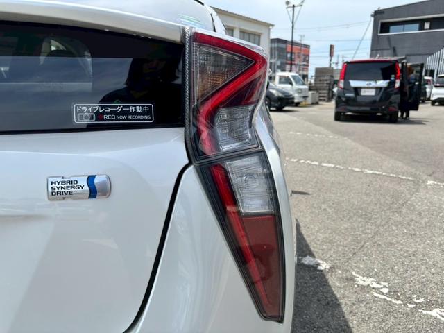 プリウス 　ナビ・Ｂｌｕｅｔｏｏｔｈ・テレビ・ＥＴＣ車載器・シートヒーター・クルーズコントロール・横滑り防止車載器・プッシュスタート・スマートキー・レーンアシスト・障害物センサーアイドリングストップ（28枚目）
