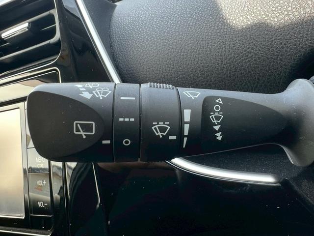 プリウス 　ナビ・Ｂｌｕｅｔｏｏｔｈ・テレビ・ＥＴＣ車載器・シートヒーター・クルーズコントロール・横滑り防止車載器・プッシュスタート・スマートキー・レーンアシスト・障害物センサーアイドリングストップ（38枚目）