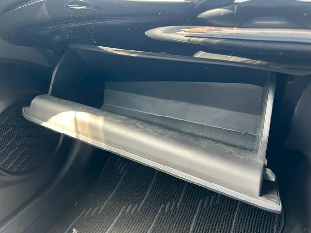 プリウス 　ナビ・Ｂｌｕｅｔｏｏｔｈ・テレビ・ＥＴＣ車載器・シートヒーター・クルーズコントロール・横滑り防止車載器・プッシュスタート・スマートキー・レーンアシスト・障害物センサーアイドリングストップ（48枚目）