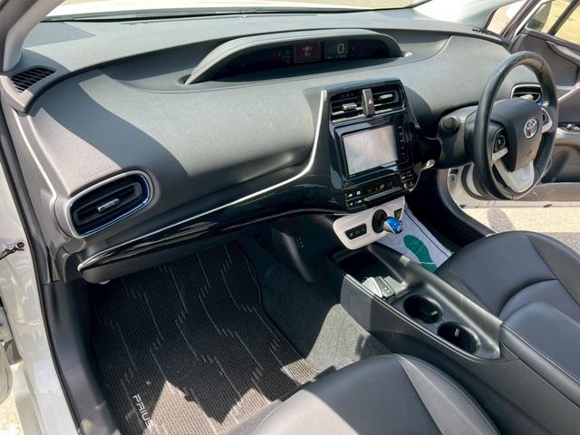 プリウス 　ナビ・Ｂｌｕｅｔｏｏｔｈ・テレビ・ＥＴＣ車載器・シートヒーター・クルーズコントロール・横滑り防止車載器・プッシュスタート・スマートキー・レーンアシスト・障害物センサーアイドリングストップ（67枚目）