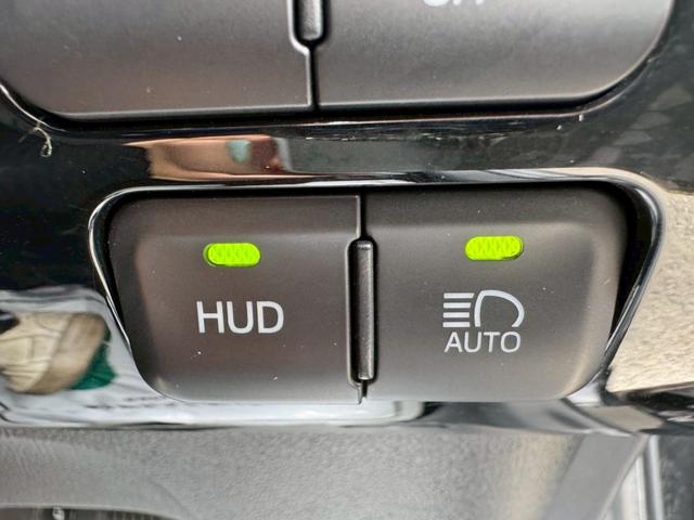 プリウス Ｓセーフティプラス　純正９インチナビ・テレビ・Ｂｌｕｅｔｏｏｔｈ・ＦＭ・バックカメラ・ＥＴＣ車載器・クルーズコントロール・ステアリングリモコン・プッシュスタート・スマートキー・ＬＥＤヘッドライト・ヘッドアップディスプレイ（11枚目）