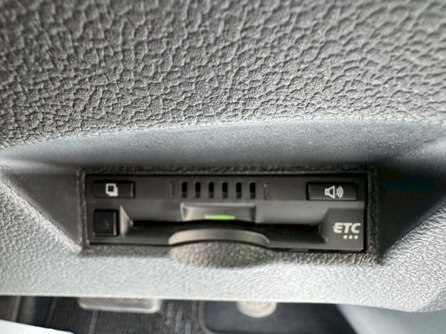 プリウス Ｓセーフティプラス　純正９インチナビ・テレビ・Ｂｌｕｅｔｏｏｔｈ・ＦＭ・バックカメラ・ＥＴＣ車載器・クルーズコントロール・ステアリングリモコン・プッシュスタート・スマートキー・ＬＥＤヘッドライト・ヘッドアップディスプレイ（13枚目）
