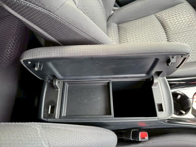 プリウス Ｓセーフティプラス　純正９インチナビ・テレビ・Ｂｌｕｅｔｏｏｔｈ・ＦＭ・バックカメラ・ＥＴＣ車載器・クルーズコントロール・ステアリングリモコン・プッシュスタート・スマートキー・ＬＥＤヘッドライト・ヘッドアップディスプレイ（45枚目）