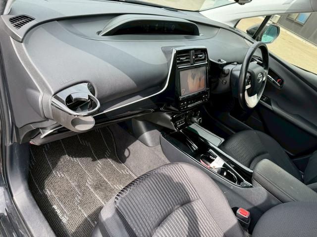 プリウス Ｓセーフティプラス　純正９インチナビ・テレビ・Ｂｌｕｅｔｏｏｔｈ・ＦＭ・バックカメラ・ＥＴＣ車載器・クルーズコントロール・ステアリングリモコン・プッシュスタート・スマートキー・ＬＥＤヘッドライト・ヘッドアップディスプレイ（67枚目）