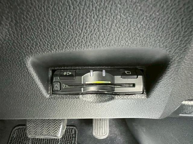 プリウス Ｓセーフティプラス　純正ナビ・テレビ・Ｂｌｕｅｔｏｏｔｈ・バックカメラ・ＣＤ・ＤＶＤ・ＥＴＣ車載器・クルーズコントロール・アドバンストパークシステム・衝突軽減ブレーキ・横滑り防止装置・プッシュスタート・ＬＥＤヘッドライト（9枚目）