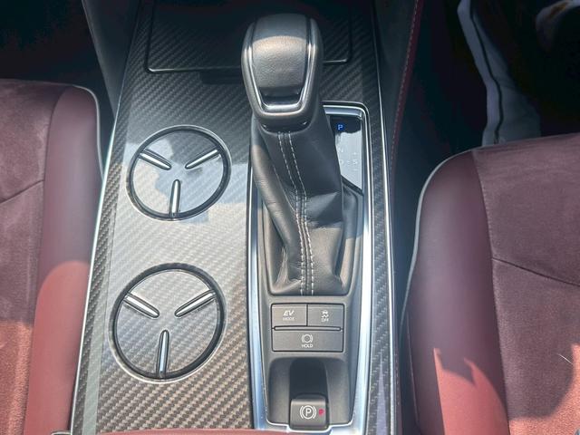 クラウンハイブリッド ＲＳアドバンス　純正ナビ・テレビ・ＡＭ・ＦＭ・バックカメラ・ＥＴＣ車載器・プッシュスタート・スマートキー・クルーズコントロール・ステアリングリモコン・衝突軽減ブレーキ・レーンアシスト・横滑り防止装置・パワーシート（37枚目）