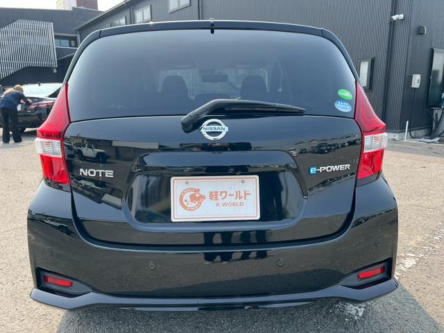 ノート ｅ－パワー　Ｘ　オーディオ・ＦＭ・ＥＴＣ車載器・車両接近通報・衝突軽減ブレーキ・横滑り防止装置・車線逸脱警報・プッシュスタート・スマートキー・ステアリングリモコン・電動格納ミラー・パワーウィンドウ・パワーステアリング（16枚目）
