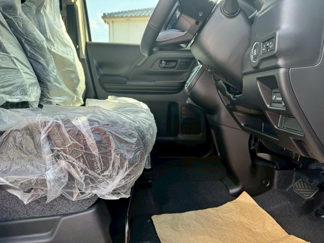 スペーシアギア ハイブリッドＸＺ　グー鑑定書付／届出済未使用車／純９インチナビ／全方位カメラ／衝突軽減ブレーキ／両側パワースライドドア／クルーズコントロール／電子制御パーキングブレーキ／シートヒーター／フルセグＴＶ／Ｂｌｕｅｔｏｏｔｈ（50枚目）