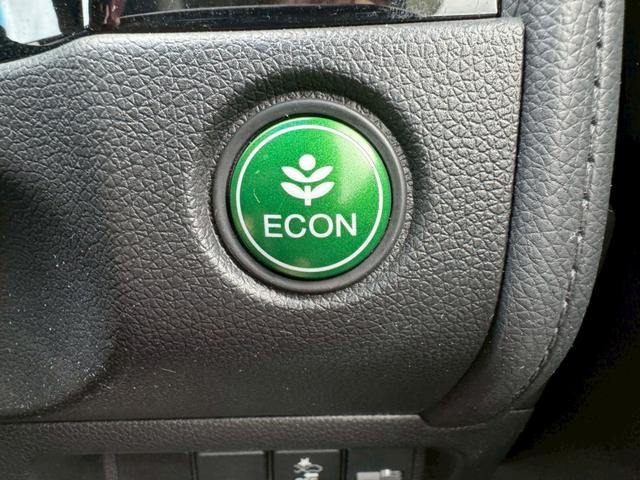 シャトル ハイブリッド　ホンダセンシング　グー鑑定書付／ナビ／バックカメラ／衝突軽減ブレーキ／ＥＴＣ／アダプティブクルーズコントロール／Ｂｌｕｅｔｏｏｔｈ／レーンアシスト／プッシュスタート／スマートキー／スペアスマートキー／オートエアコン（10枚目）