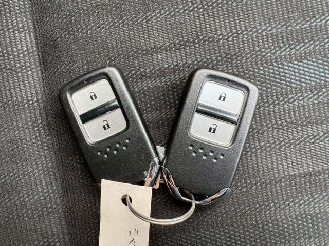 シャトル ハイブリッド　ホンダセンシング　グー鑑定書付／ナビ／バックカメラ／衝突軽減ブレーキ／ＥＴＣ／アダプティブクルーズコントロール／Ｂｌｕｅｔｏｏｔｈ／レーンアシスト／プッシュスタート／スマートキー／スペアスマートキー／オートエアコン（13枚目）