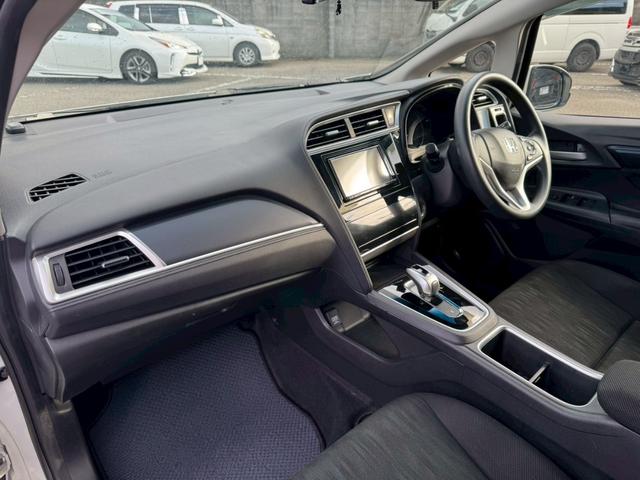 シャトル ハイブリッド　ホンダセンシング　グー鑑定書付／ナビ／バックカメラ／衝突軽減ブレーキ／ＥＴＣ／アダプティブクルーズコントロール／Ｂｌｕｅｔｏｏｔｈ／レーンアシスト／プッシュスタート／スマートキー／スペアスマートキー／オートエアコン（67枚目）