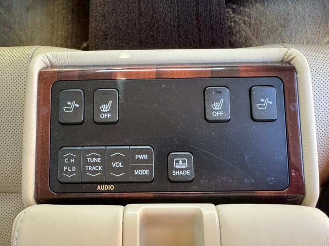 クラウンハイブリッド ロイヤルサルーンG グー鑑定書付/純正ナビ/バックカメラ/ETC車載器/クルーズコントロール/パワーシート/シートヒーター/シートエアコン/フルセグテレビ/Bluetooth/Wエアコン/ディスチャージヘッドライト(10枚目)