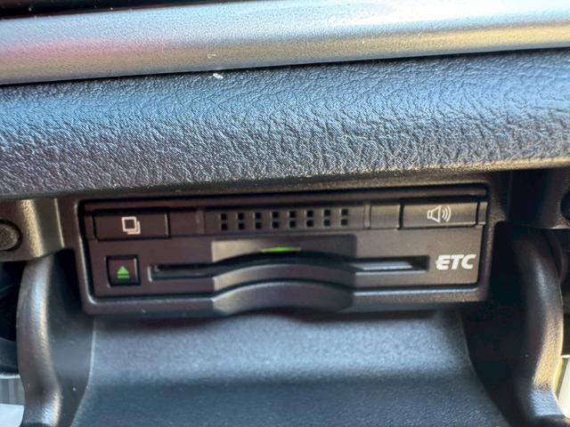 クラウンハイブリッド ロイヤルサルーンG グー鑑定書付/純正ナビ/バックカメラ/ETC車載器/クルーズコントロール/パワーシート/シートヒーター/シートエアコン/フルセグテレビ/Bluetooth/Wエアコン/ディスチャージヘッドライト(13枚目)