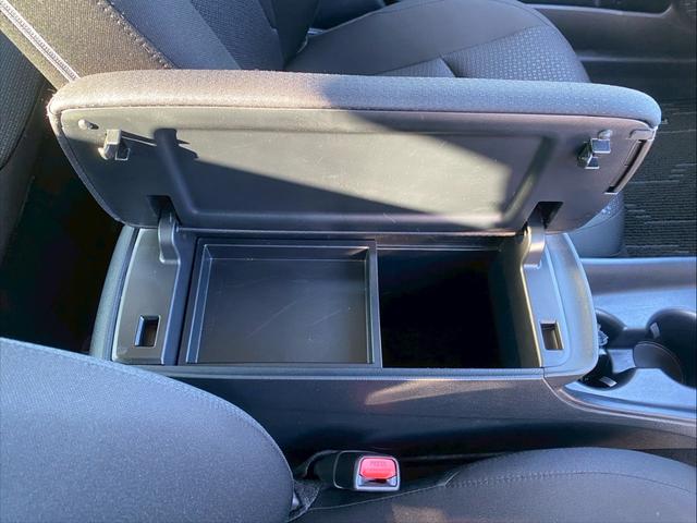 プリウス Ｓ　グー鑑定書付／ナビ／バックカメラ／衝突軽減ブレーキ／コーナーセンサー／アダプティブクルーズコントロール／Ｂｌｕｅｔｏｏｔｈ／ＥＴＣ車載器／オートマチックハイビーム／ＬＥＤヘッドライト／スペアスマートキ（43枚目）