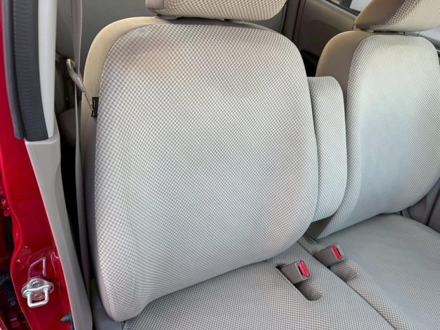 後部座席の足元スペースも広々としていてシートの座り心地も良く快適にくつろげます♪