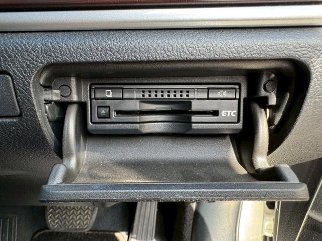 クラウンハイブリッド ロイヤル　グー認定書付／ＨＤＤナビ／バックカメラ／ＥＴＣ車載器／パワーシート／ディスチャージヘッドライト／フルセグテレビ／Ｂｌｕｅｔｏｏｔｈ／プッシュスタート／スマートキー／純正１６インチホイール（9枚目）