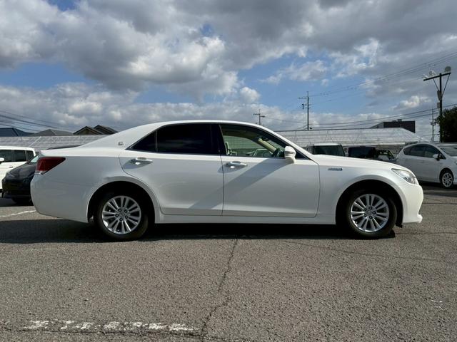 クラウンハイブリッド ロイヤル　グー認定書付／ＨＤＤナビ／バックカメラ／ＥＴＣ車載器／パワーシート／ディスチャージヘッドライト／フルセグテレビ／Ｂｌｕｅｔｏｏｔｈ／プッシュスタート／スマートキー／純正１６インチホイール（20枚目）