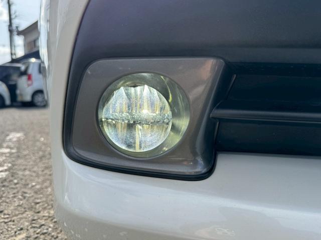 クラウンハイブリッド ロイヤル　グー認定書付／ＨＤＤナビ／バックカメラ／ＥＴＣ車載器／パワーシート／ディスチャージヘッドライト／フルセグテレビ／Ｂｌｕｅｔｏｏｔｈ／プッシュスタート／スマートキー／純正１６インチホイール（23枚目）