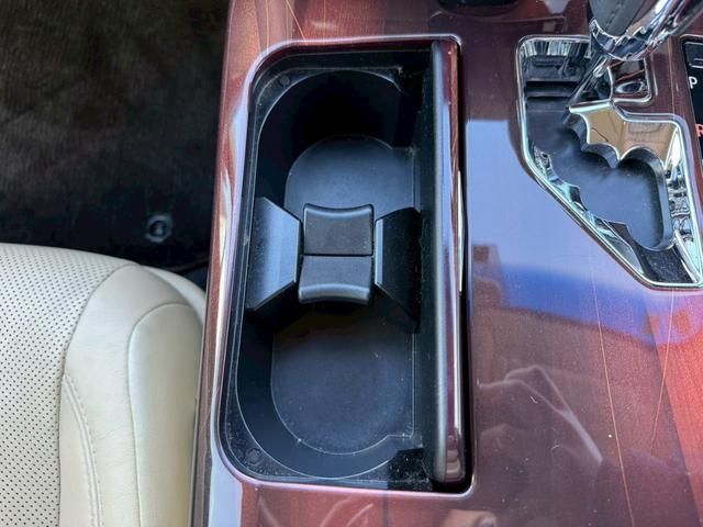 クラウンハイブリッド ロイヤル　グー認定書付／ＨＤＤナビ／バックカメラ／ＥＴＣ車載器／パワーシート／ディスチャージヘッドライト／フルセグテレビ／Ｂｌｕｅｔｏｏｔｈ／プッシュスタート／スマートキー／純正１６インチホイール（42枚目）