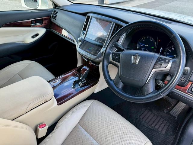 クラウンハイブリッド ロイヤル　グー認定書付／ＨＤＤナビ／バックカメラ／ＥＴＣ車載器／パワーシート／ディスチャージヘッドライト／フルセグテレビ／Ｂｌｕｅｔｏｏｔｈ／プッシュスタート／スマートキー／純正１６インチホイール（44枚目）