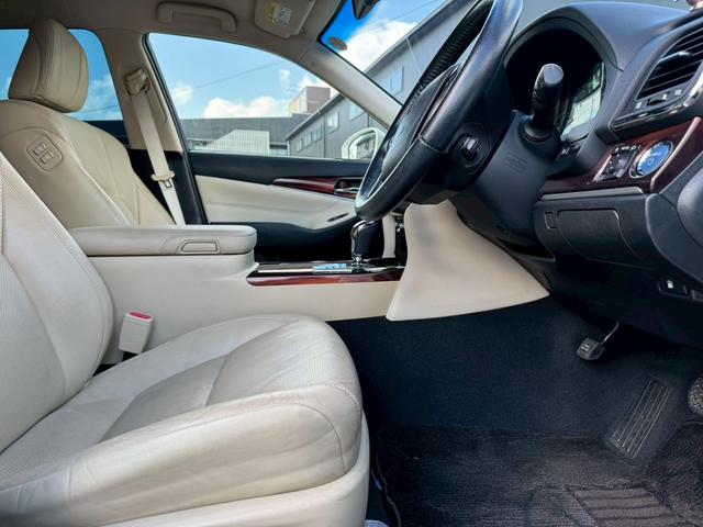 クラウンハイブリッド ロイヤル　グー認定書付／ＨＤＤナビ／バックカメラ／ＥＴＣ車載器／パワーシート／ディスチャージヘッドライト／フルセグテレビ／Ｂｌｕｅｔｏｏｔｈ／プッシュスタート／スマートキー／純正１６インチホイール（48枚目）