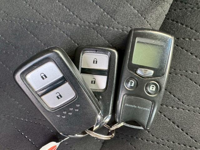 シャトル ハイブリッドZ グー鑑定書付/純正ナビ/バックカメラ/衝突軽減ブレーキ/シートヒーター/クルーズコントロール/フルセグテレビ/Bluetooth/CD/DVD/ETC車載器/スペアスマートキー/ワイパーデアイサー(12枚目)