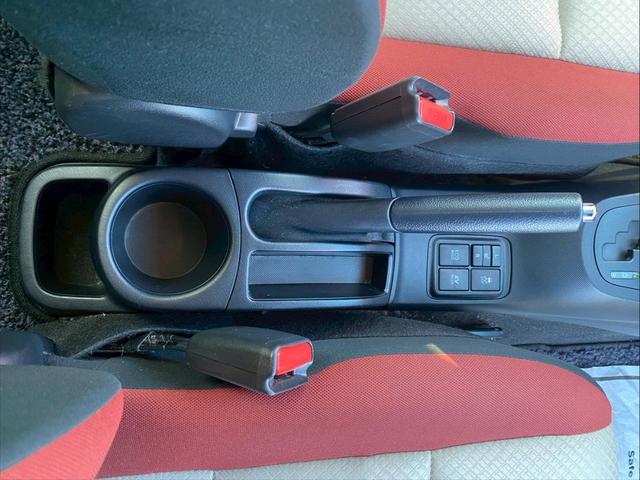 アクア Ｓ　グー鑑定書付／純正ナビ／バックカメラ／ＥＴＣ車載器／シートヒーター／フルセグテレビ／Ｂｌｕｅｔｏｏｔｈ／プッシュスタート／スマートキー／ステアリングリモコン／ＣＤ／ＤＶＤ／ラジオ／オートライト（39枚目）