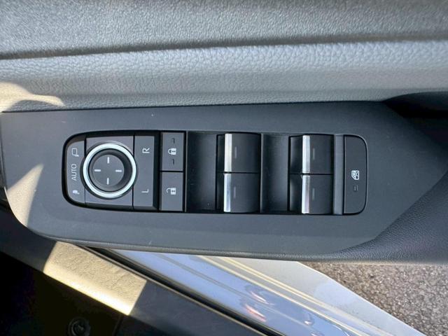 プリウス Ｇ　グー認定証書付／純正ナビ／バックカメラ／衝突軽減ブレーキ／ＥＴＣ／ブラインドスポットモニター／クルーズコントロール／シートヒーター／Ｂｌｕｅｔｏｏｔｈ／テレビ／スマートキー／純正１９インチホイール（30枚目）