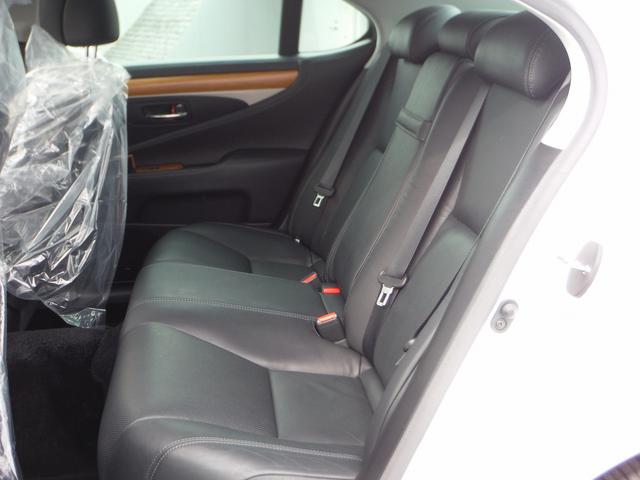LS460 バージョンC 純正HDDナビマルチ・サンルーフ 本革エアーシート・スマートキー・純正18インチアルミ・BSM・クリアランスソナー・コンビハンドル・ハンドルヒーター・ビルトインETC(20枚目)