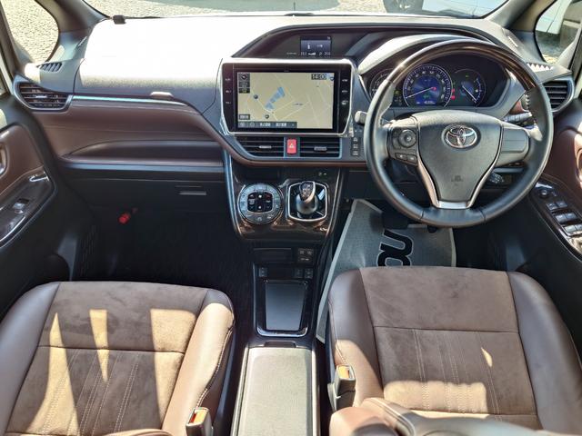 エスクァイア ハイブリッドＧｉ　プレミアムパッケージ　モデリスタエアロ・純正１０インチナビ・フリップダウンモニター・パワーバックドア・ハーフレザーシート・シートヒーター・両側オートスライドドア・プリクラッシュセーフティ・ＬＤＡ・オートクルーズ（10枚目）