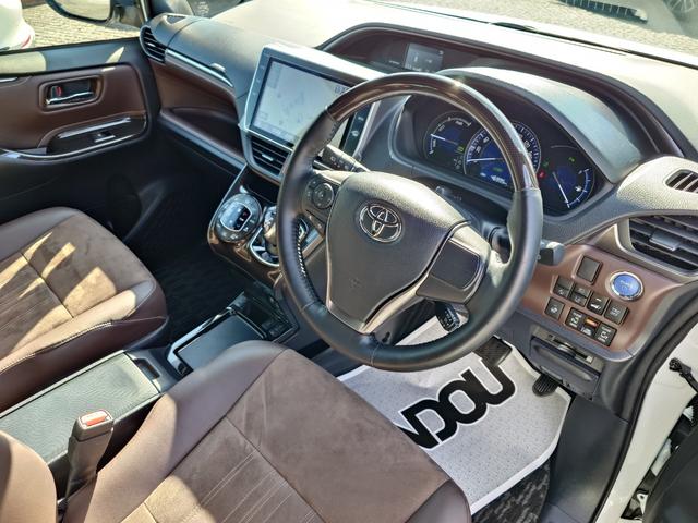 エスクァイア ハイブリッドＧｉ　プレミアムパッケージ　モデリスタエアロ・純正１０インチナビ・フリップダウンモニター・パワーバックドア・ハーフレザーシート・シートヒーター・両側オートスライドドア・プリクラッシュセーフティ・ＬＤＡ・オートクルーズ（12枚目）