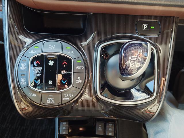 エスクァイア ハイブリッドＧｉ　プレミアムパッケージ　モデリスタエアロ・純正１０インチナビ・フリップダウンモニター・パワーバックドア・ハーフレザーシート・シートヒーター・両側オートスライドドア・プリクラッシュセーフティ・ＬＤＡ・オートクルーズ（19枚目）