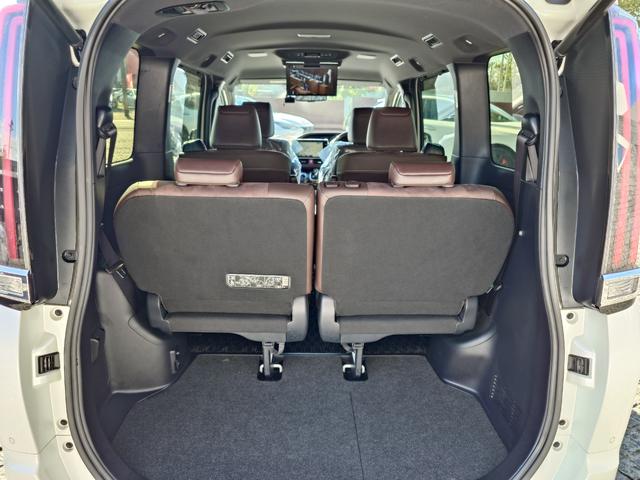 エスクァイア ハイブリッドＧｉ　プレミアムパッケージ　モデリスタエアロ・純正１０インチナビ・フリップダウンモニター・パワーバックドア・ハーフレザーシート・シートヒーター・両側オートスライドドア・プリクラッシュセーフティ・ＬＤＡ・オートクルーズ（26枚目）