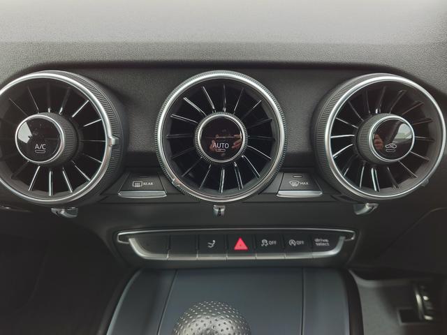 ＴＴクーペ ２．０ＴＦＳＩ　Ｓラインパッケージ　純正ナビ＆地デジ・バーチャルコックピット・オプション１９ＡＷ・ハーフレザーシート・ＬＥＤライト・パドルシフト・アドバンスドキー・ＥＴＣ（17枚目）