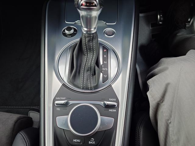 ＴＴクーペ ２．０ＴＦＳＩ　Ｓラインパッケージ　純正ナビ＆地デジ・バーチャルコックピット・オプション１９ＡＷ・ハーフレザーシート・ＬＥＤライト・パドルシフト・アドバンスドキー・ＥＴＣ（18枚目）