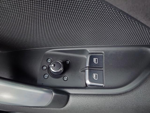 ＴＴクーペ ２．０ＴＦＳＩ　Ｓラインパッケージ　純正ナビ＆地デジ・バーチャルコックピット・オプション１９ＡＷ・ハーフレザーシート・ＬＥＤライト・パドルシフト・アドバンスドキー・ＥＴＣ（21枚目）