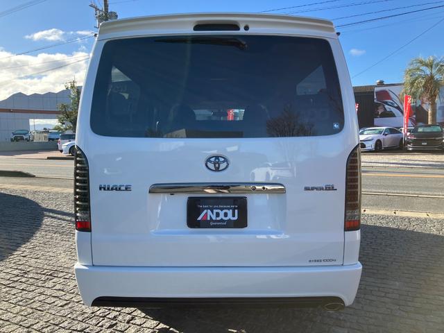 ハイエースバン 　社外８インチナビ＆地デジ・バックモニター・社外エアロ・社外１７ＡＷ・ＬＥＤライト・スマートキー・シートカバー・ＥＴＣ・コンビハンドル・社外テールレンズ・エアバッグ・ＡＢＳ（8枚目）