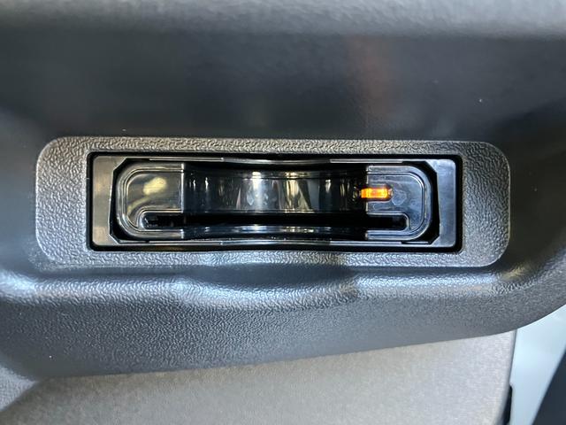 ハイエースバン 　社外８インチナビ＆地デジ・バックモニター・社外エアロ・社外１７ＡＷ・ＬＥＤライト・スマートキー・シートカバー・ＥＴＣ・コンビハンドル・社外テールレンズ・エアバッグ・ＡＢＳ（21枚目）