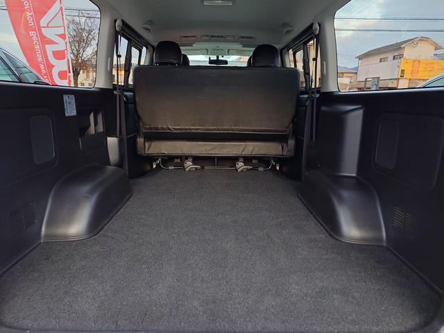 ハイエースバン 　社外８インチナビ＆地デジ・バックモニター・社外エアロ・社外１７ＡＷ・ＬＥＤライト・スマートキー・シートカバー・ＥＴＣ・コンビハンドル・社外テールレンズ・エアバッグ・ＡＢＳ（25枚目）