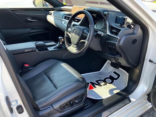 ＥＳ３００ｈ　バージョンＬ　ＴＲＤエアロ＆マフラー・純正ナビマルチ・パノラミックビューモニター・黒革エアーシート・サンルーフ・デジタルインナーミラー・パワートランク・ＨＵＤ・三眼ＬＥＤライト・純正１８ＡＷ・ＢＳＭ・パドルシフト（画像12）