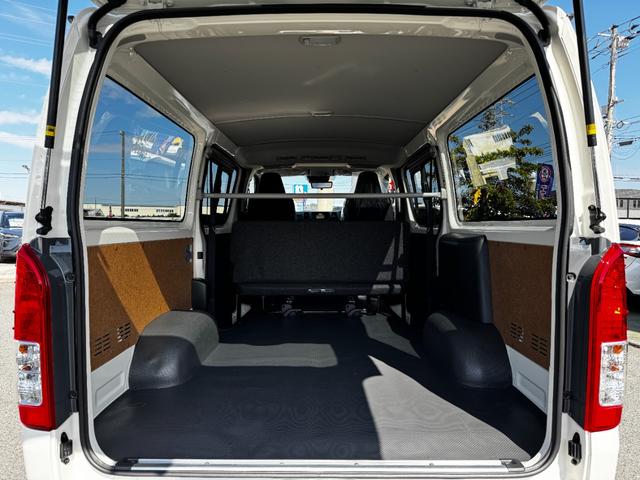 ハイエースバン ロングＤＸ　ＧＬパッケージ　パノラミックビューモニターカメラ付き／ステアリングスイッチ／デジタルインナーミラー／オートライト／オートハイビーム／ＬＥＤヘッドライト／ＡＣ１００Ｗ電源／リアクーラー／リアヒーター／電格ミラー（28枚目）