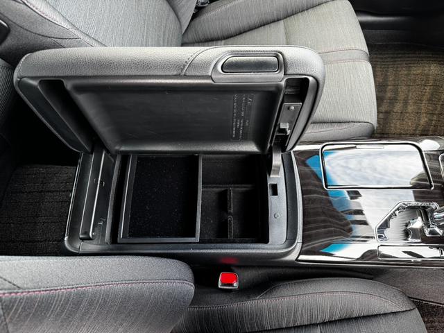 クラウンハイブリッド アスリートＳ　純正ナビゲーション（フルセグＴＶ・ＢＴ・ＡＵＸ・ＣＤ・ＤＶＤ・ＡＭ・ＦＭ）クルーズコントロール／横滑り防止装置／障害物センサー／ＥＴＣ／バックカメラ／パワーシート（前席）／ＭＴモード／スマートキー（31枚目）