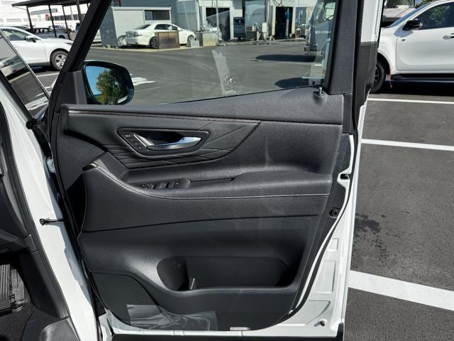 アルファード Ｚ　メーカーＯＰ：左右独立ムーンルーフ・カラーヘッドアップディスプレイ・左右ユニバーサルステップ・トヨタチームメイトアドバンストパーク・１４インチリアシートエンターテイメントシステム（ＪＢＬ／ＥＴＣ２．０（9枚目）